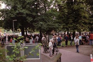 Kindervogelschießen: Publikum auf dem Exerzierplatz