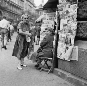 Budapest. Zwei Frauen vor einem Zeitungskiosk