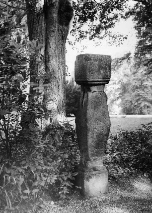 Römischer Gedenk- oder Grabstein : Römischer Gedenk- oder Grabstein. Michelstadt-Würzberg, Park des Jagdschlosses Eulbach