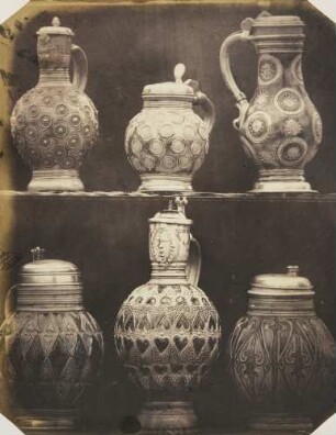 Sechs Steinkrüge, ober- und niederdeutsche Arbeit, halbe Naturgröße, 16. u. 17. Jahrhundert