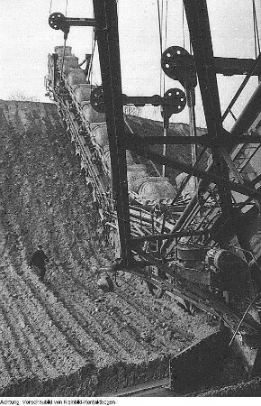 Braunkohletagebau - verwüstete Landschaft, 1957/59 & Lauchhammer. Braunkohletagebau. Arbeit des Großbaggers, 1957/59