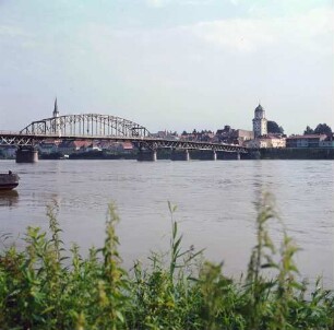 Vilshofen. Blick über die Donau auf die Stadt