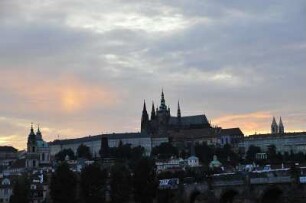 Hradschin am Abend in Prag : Abendhimmel über der Kleinseite mit dem Burgberg Hradschin und dem St. Veitsdom. Aufgenommen am 31. Juli 2009 in Prag