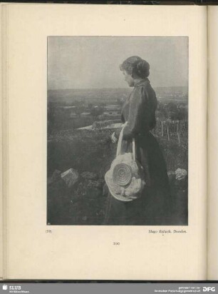 [Frau mit einer großen Umhängetasche vor einer Stadtsilhouette]