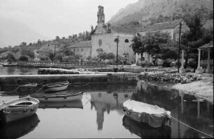 Prcanj: kleiner Hafen und Kirche