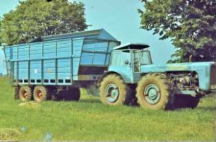 Radtraktor D4K-B ";Dutra"; mit Aufsattelanhänger HTS 90.04/T 088