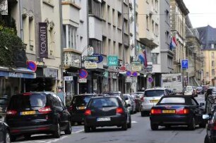 Luxemburg - Verkehrsstau : Permanenter Verkehrsstau in den engen Straßen der Innenstadt, aufgenommen am 29. März 2010 in Luxemburg, Hauptstadt des Großherzogtums