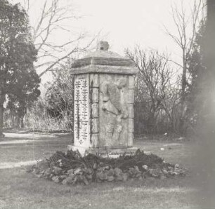 Denkmal für die Gefallenen des 1. Weltkrieges der Gemeinde Großdeuben : Denkmal für die Gefallenen des 1. Weltkrieges der Gemeinde Großdeuben. Stein (1922). Böhlen-Großdeuben, Kirchstraße