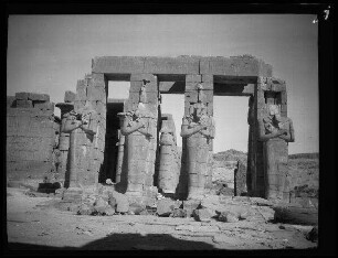 Theben (Ägypten): 4 gigantische Steinfiguren vor einer Säulenhalle im Ramesseum