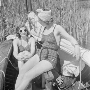 Elisabeth Gremmler und eine Freundin sitzen mit Bademode in einem Segelboot