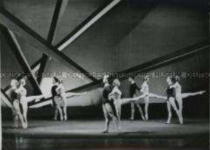 Wuppertaler Ballett tanzt "Musik für Saiteninstrumente, Schlagzeug und Celesta" von Bartok