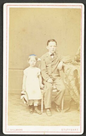 Willie und Maria Auer (Kinder des Missionars Johann Gottlieb Auer) im Kindesalter, Porträt-Aufnahme in Sonntagskleidung