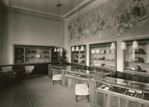 Dresden-Altstadt, Altmarkt Westseite. HO-Geschäft "Uhren und Schmuck". Verkaufsraum, Teilansicht. Wandmalereien von Hans Kinder