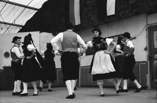 Bernau: Bauern-Trachtentänze auf Bühne im Festzelt