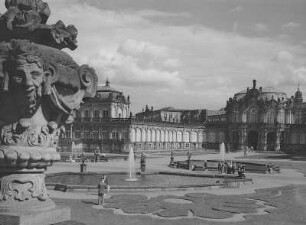 Dresden. Zwinger, Blick vom Mathematisch-Physikalischen Salon zum Glockenspiel-Pavillon mit Bogengalerie und Deutschen Pavillon