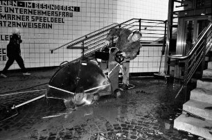 Manhagener Allee: Fußgängerunterführung unter der Bahnstrecke Hamburg-Lübeck: Maik Schröder trennt Betonbodenbelag mit einer Fugenschneidemaschine auf