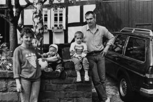 Unbekannte Familie vor ihrem Haus