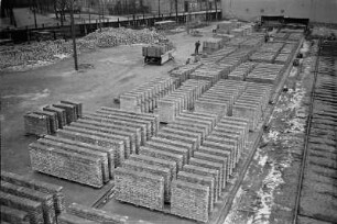 Berlin. VEB Montagebau Berlin. Lagerplatz mit Ziegel-Großblocks unterschiedlicher Formen