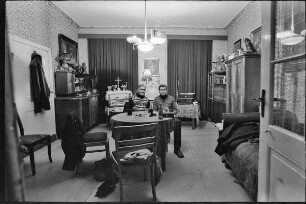 Frau mit ihrem Sohn in ihrem Wohnzimmer