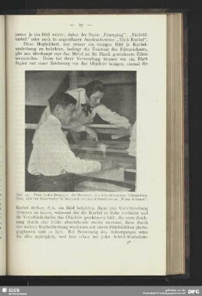 Frau Lotte Reiniger, die Meisterin des künstlerischen Silhouettenfilms, und ihr Mitarbeiter B. Bartosch bei den Aufnahmen zu "Prinz Achmed"