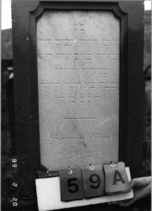 Grabstein 59 (Index: 99798599) Material: Sandstein, Schriftplatte Marmor Zustand: gut Maße HxBxT: 184x47x26 cm Beschreibung: Stele mit Volutenaufsatz, Schriftplatte mit geradem Abschluß, Sockel: Grabstein 59A