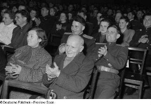 Applaudierendes Publikum bei einer Kulturveranstaltung der Gesellschaft für Deutsch-Sowjetische Freundschaft
