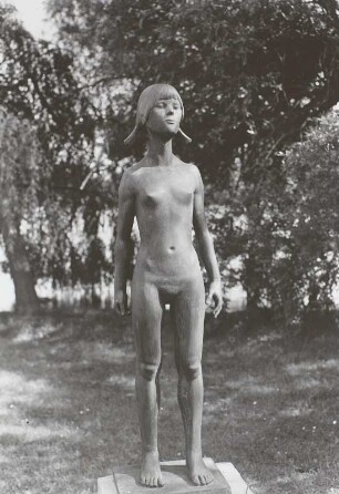 Stehendes Mädchen