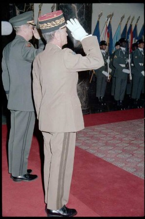 Fotografie: Antrittsbesuch von Général Paul Cavarrot, französischer Stadtkommandant, in den Lucius D. Clay Headquarters in Berlin-Dahlem