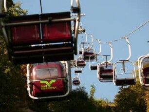 Ein Sessellift verkehrt vom Bodetal bei Thale im Harz hinauf zum Ausflugsziel Rosstrappe