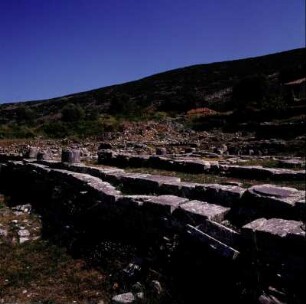 Thermos. Apollon-Tempel. Vor der Langseite des archaischen Apollon-Tempels