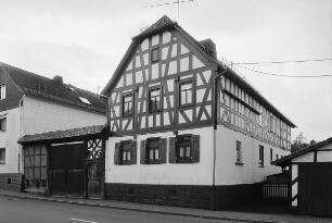 Wohnhaus und Hoftor; Grävenwiesbach, Zeilstraße 20