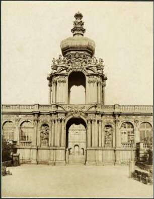 Dresden-Altstadt. Zwinger (1709-1728; M. D. Pöppelmann, B. Permoser). Kronentor