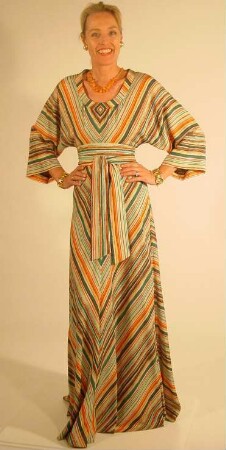 Sommerliches Abendkleid aus gestreiftem Leinen