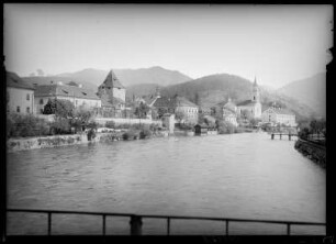 Österreich, Leoben. Stadtteilansicht. Blick über die Mur Richtung Klosterkirche Sankt Alfons