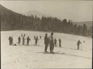 Seefeld. Tirol. Skiläufer am Übungshang. Aller Anfang ist schwer