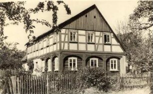 Umgebindehaus mit Fachwerk in Wehrsdorf : Tykowana dom ze stołom we Wernarjecach pola Šěrachowa