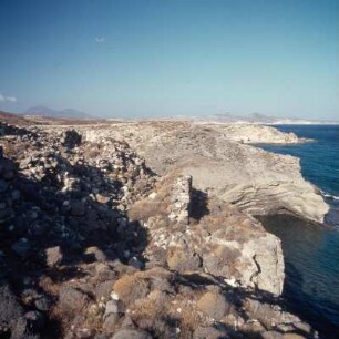 Milos. Tuffkap der Nordküste und frühkykladische Siedlung Phylakopi, minoischer Stützpunkt, mykenisch ummauert