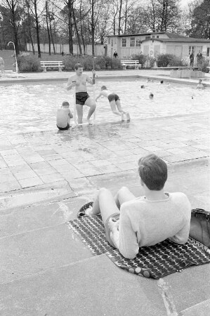 Badebetrieb im Rheinhafenbad.