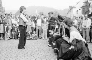 Freiburg: Münsterplatz; Trachtengruppe