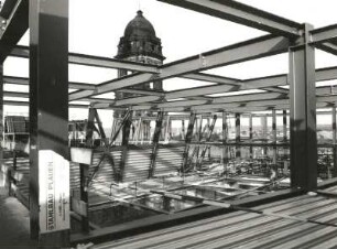 Dresden-Altstadt, Schloßplatz 1. Ständehaus (Oberlandesgericht Dresden) (1901-1906; P. Wallot). Stahlkonstruktion über dem großen Plenarsaal mit teilweise montierten Trapezprofilblechen als Dach- und Deckentragschalen. Blick zum Turm