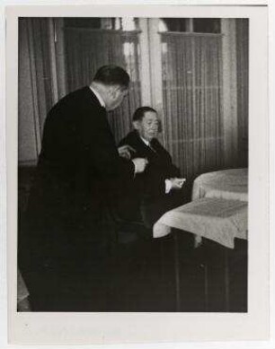 Nikolaus Titulescu bestellt ein Essen im Genfer Hotel des Bergues. rechts: Nikolaus Titulescu