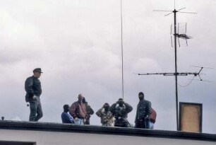 FAP-Treffen beim Rechtsextremisten Thorsten Heise in Northeim, am 04.06.94. hier: Neonazis, teilweise vermummt, auf dem Dach des Gebäudes