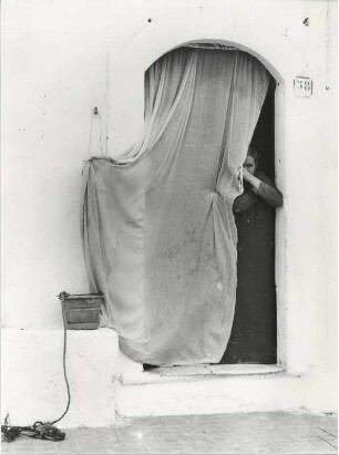 Frau hinter Vorhang