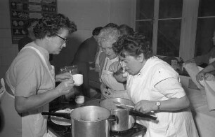 Deutsch-amerikanisches Gemeinschaftskochen zwischen dem Karlsruher Hausfrauenbund und Gästen aus der Paul-Revere-Siedlung.