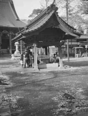 Brunnen zur Mund- und Handreinigung (Chōzuya oder Temizusha) des Ikegami Honmon-ji : Tokyo-Omori (heute Tokyo-Ōta). Ikegami Honmon-ji. Brunnen zur Mund- und Handreinigung (Chōzuya oder Temizusha)