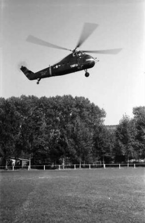 Bahlingen: Sportplatz; Landung des US-Army Hubschraubers