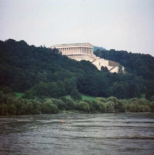 Donaustauf. Blick über die Donau zur Ruhmeshalle Walhalla (1830-1842)
