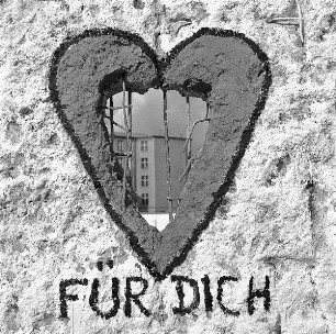 Loch in der Berliner Mauer mit Herz und Inschrift "Für dich"