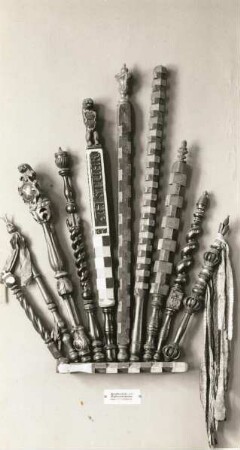 Schafferstäbe. Regimentshölzer aus Bremen. Reich bebänderte Stäbe für Meister oder Altgesellen beim Rüggericht. Holz, geschnitzt, gedrechselt