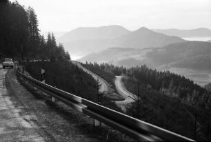 Bad Griesbach: Kurvenreiche Straße der B 28 mit Blick ins Tal bei Bad Griesbach
